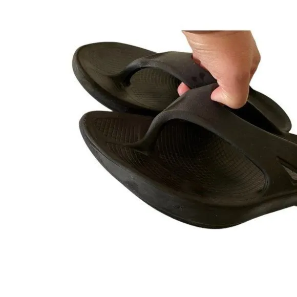 OOFOS Unisex Recovery Black Thong Slide Sandals