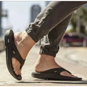 OOFOS Unisex Recovery Black Thong Slide Sandals