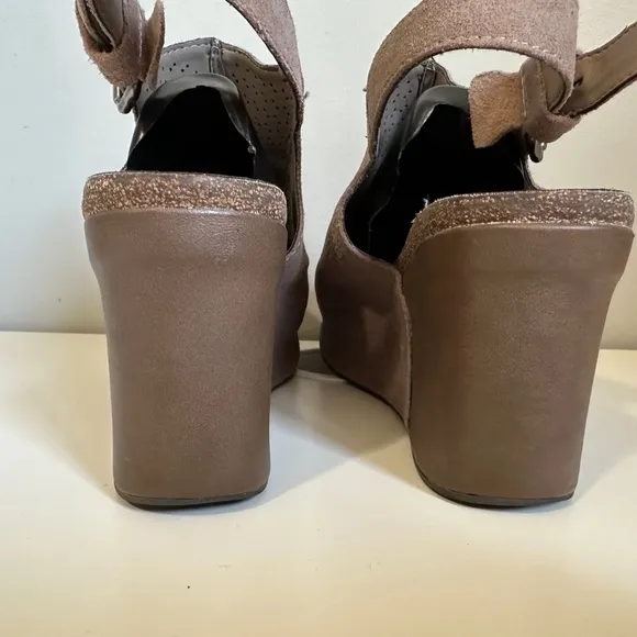 OTBT Bushnell Womens Size 8.5 Brown Suede Comfort Wedge Platform Sandals
