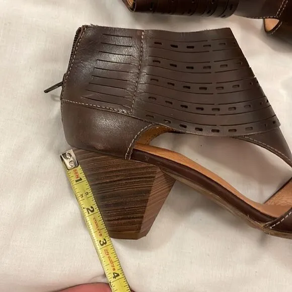PIKOLINOS BROWN LEATHER SANDALS.  NEW