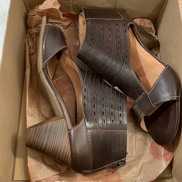 PIKOLINOS BROWN LEATHER SANDALS.  NEW