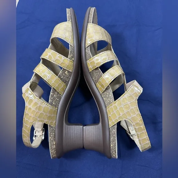 SAS Allegro Tan Sandals with Strappy Design and Cushioned Footbed Heeled