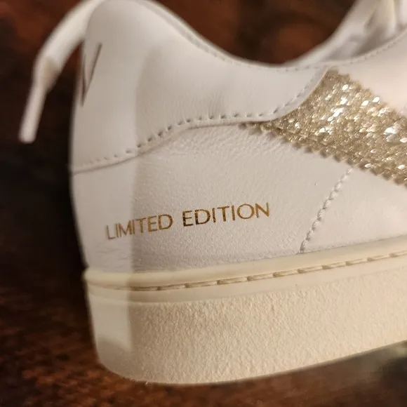 Stuart Weitzman White Leather Daryl Sneakers Size 9 US (39.5 EU) Silver Glitter