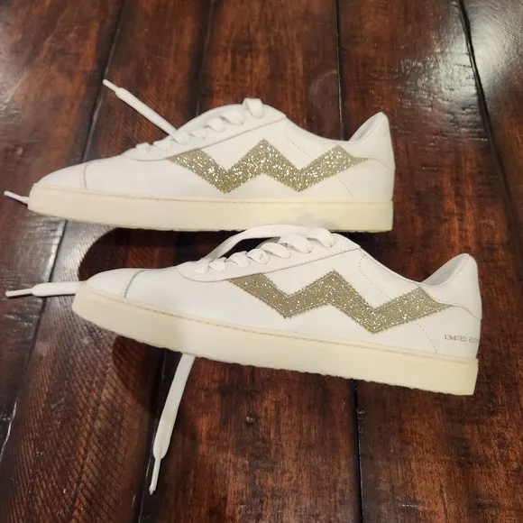 Stuart Weitzman White Leather Daryl Sneakers Size 9 US (39.5 EU) Silver Glitter