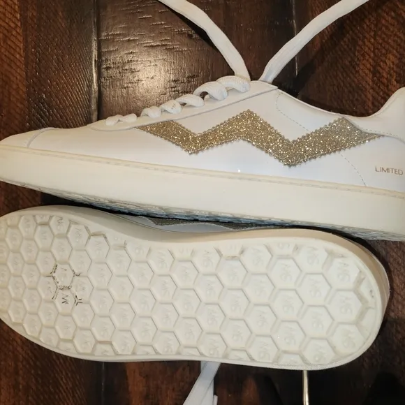 Stuart Weitzman White Leather Daryl Sneakers Size 9 US (39.5 EU) Silver Glitter