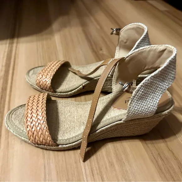 Stylish Tan Woven Sandals