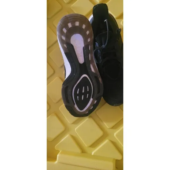 Sz 8.5 / Adidas Womens Ultraboost 22  Black White Boost Running Sneakers