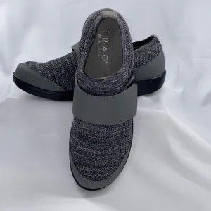 TRAQ by ALEGRIA Women's Qwik Smart Walking Shoe in Charcoal, Size 8 (38)