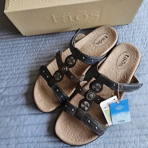 täōs Sandals Women's Festive Sandal size 11 medium