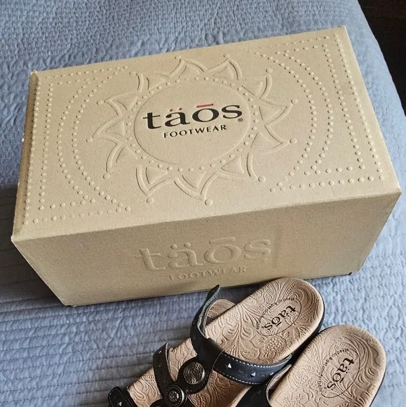 täōs Sandals Women's Festive Sandal size 11 medium