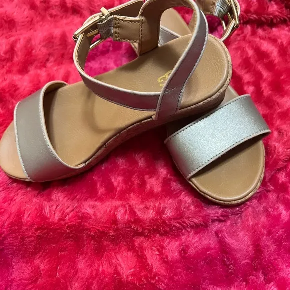 UGG Gold-Tan Girls size 2 Wedge Sandal.