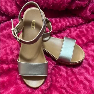 UGG Gold-Tan Girls size 2 Wedge Sandal.