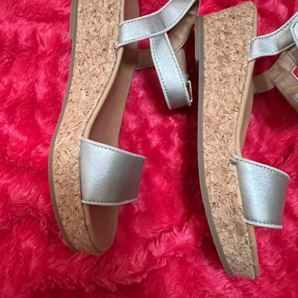 UGG Gold-Tan Girls size 2 Wedge Sandal.