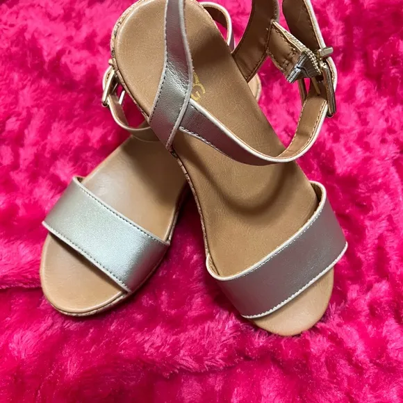 UGG Gold-Tan Girls size 2 Wedge Sandal.