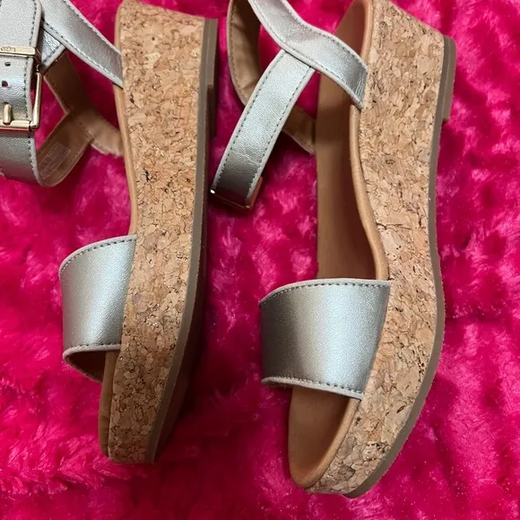 UGG Gold-Tan Girls size 2 Wedge Sandal.