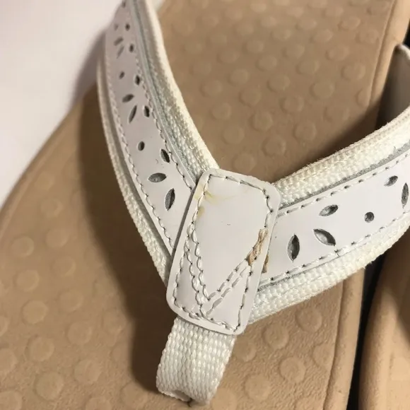 Vionic Casandra White Strap Thong Flip Flop Sandals Size 7