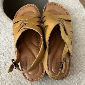 Women's born Sandals size 6/36.5 brand new