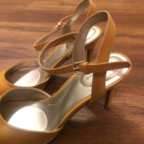 Women’s Mustard Yellow Bandolino Stiletto Heel Size 11M with a 4 inches height