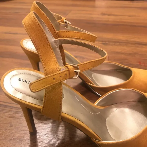 Women’s Mustard Yellow Bandolino Stiletto Heel Size 11M with a 4 inches height