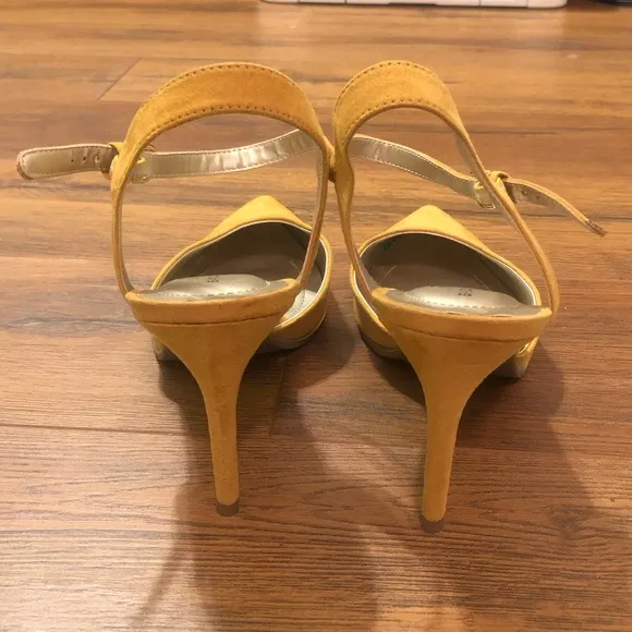 Women’s Mustard Yellow Bandolino Stiletto Heel Size 11M with a 4 inches height