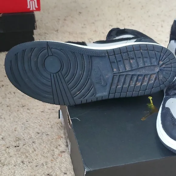 Worn 6x Nike Air Jordan 1 Retro High OG - Black and Gray